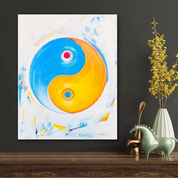 Yin-yang Adorn with 26 Swarovski Crystal stones. - Picture 4 of 6